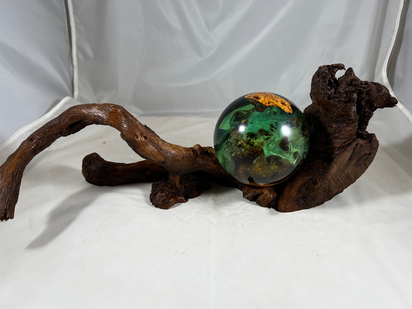 Esfera de madera de eucalipto y resina con base de roble blanco