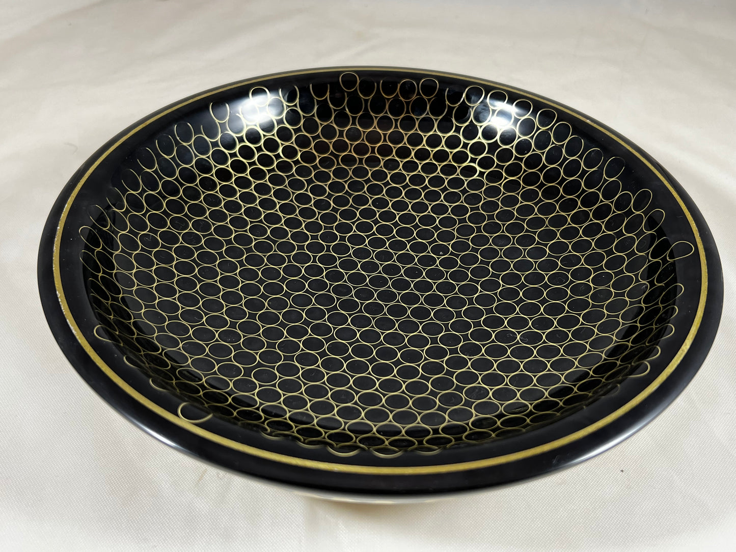 Cuenco fabricado con vainas de latón de 9 mm y resina negra.