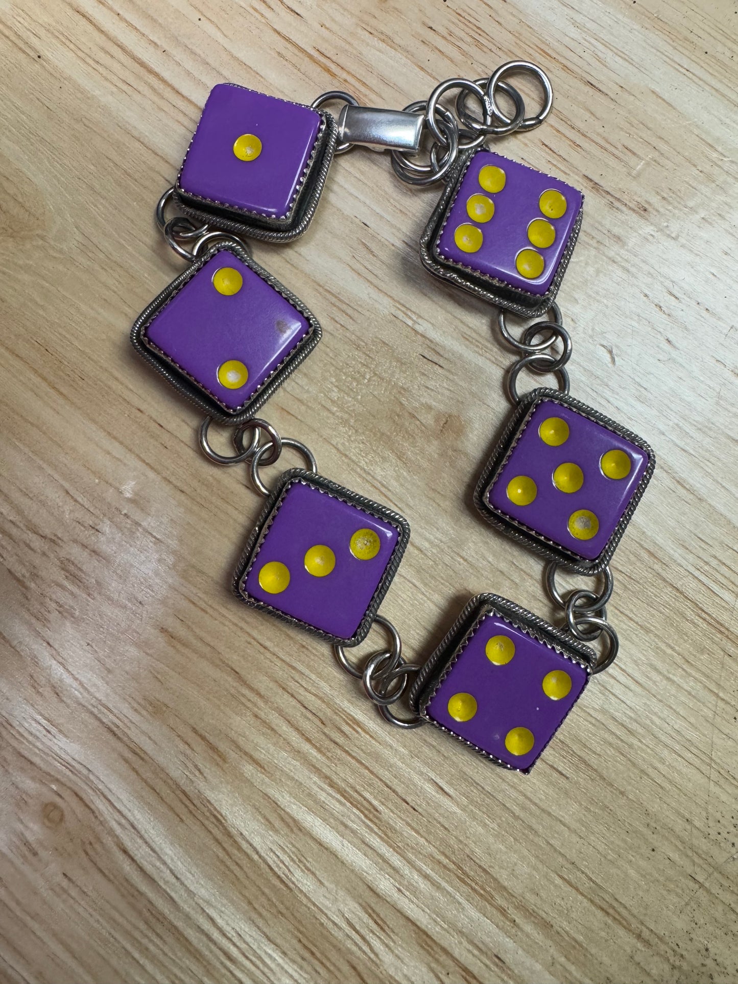 Pulsera de eslabones de dados morados