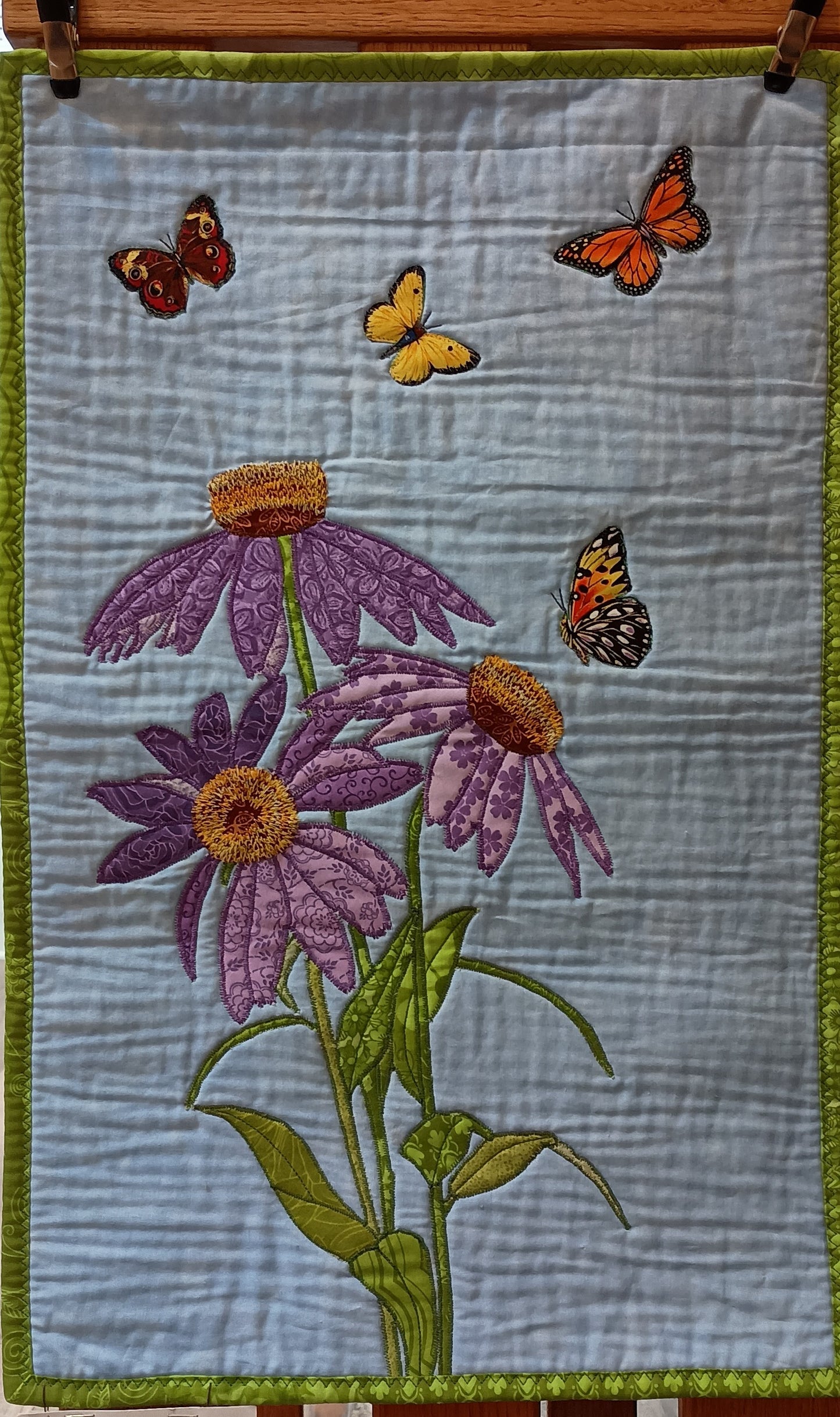 Bandera de jardín de equináceas y mariposas