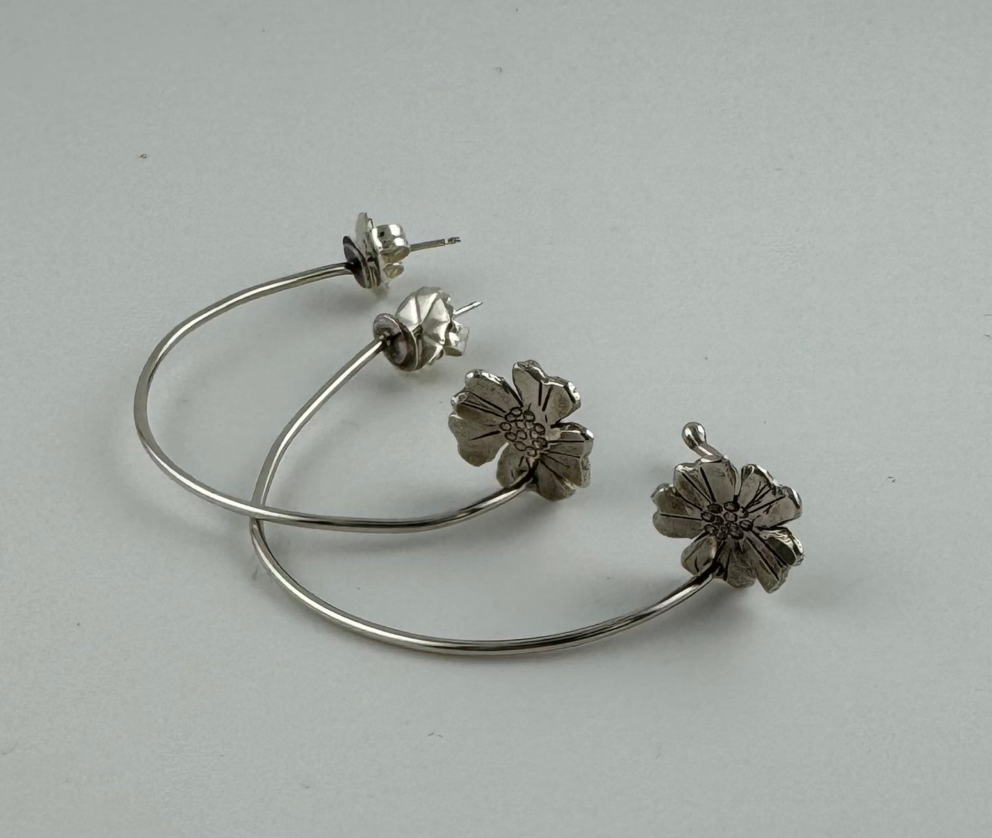 Hoop earrings with flowers