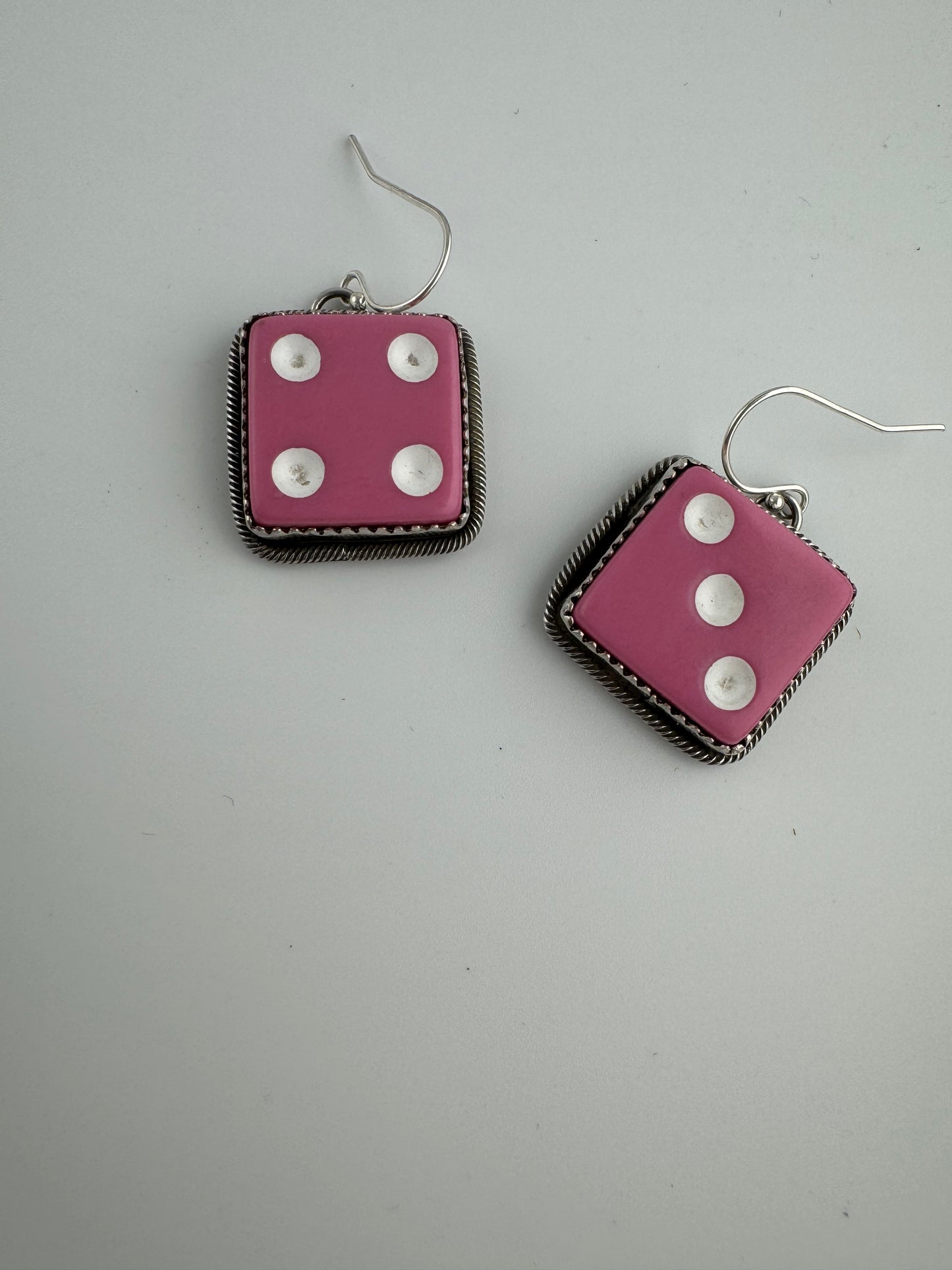 Pendientes de dados rosas