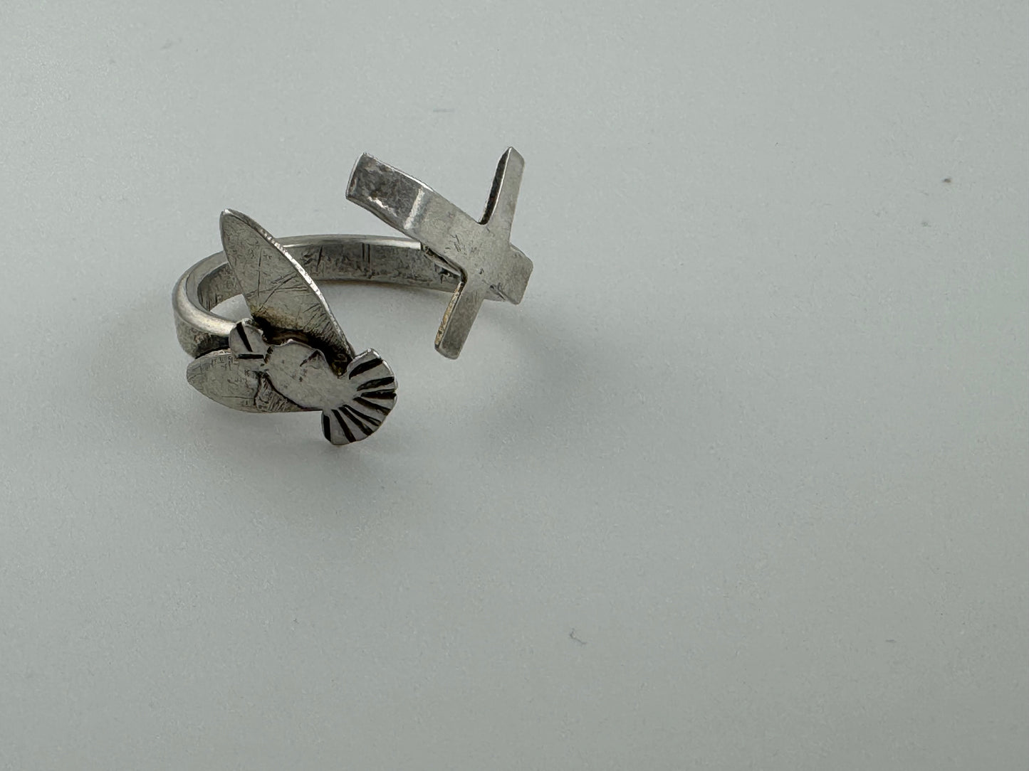 Anillo de paloma y cruz