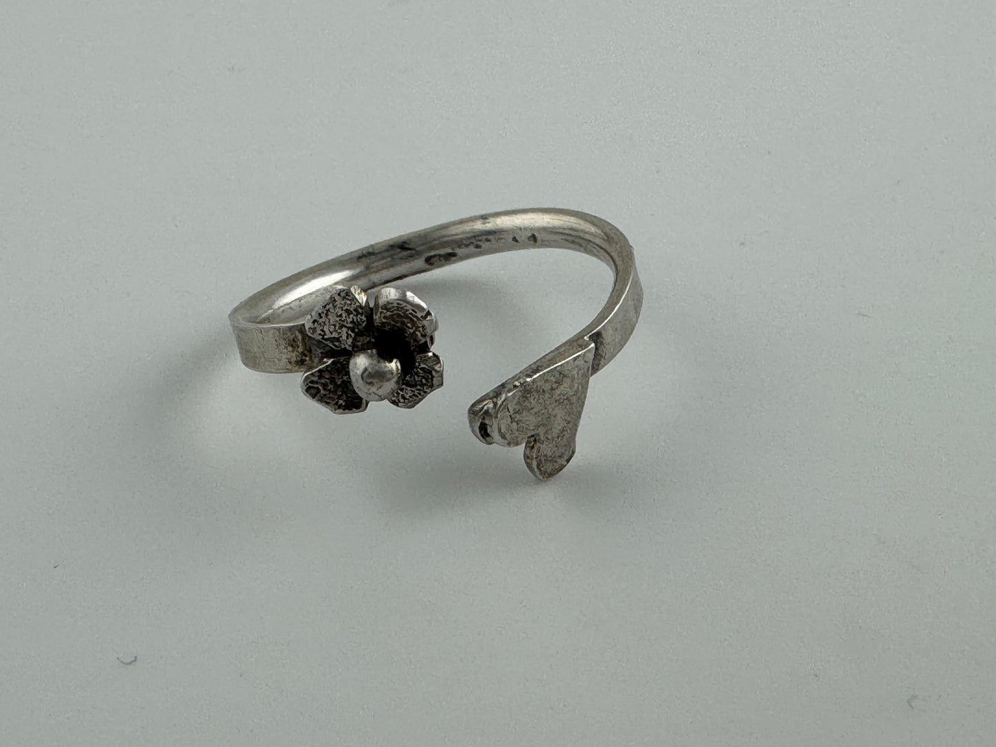 Anillo de flor y corazón