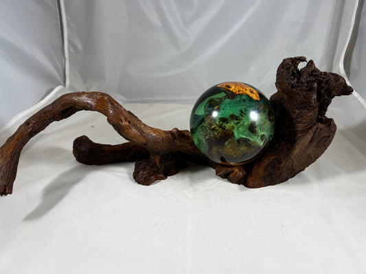 Esfera de madera de eucalipto y resina con base de roble blanco