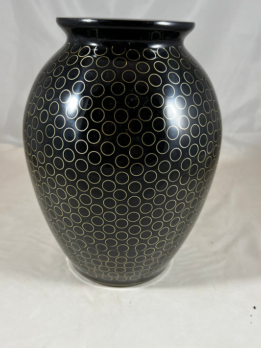 Jarrón fabricado con casquillos de latón de 9 mm y resina