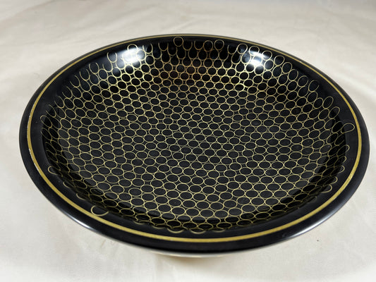 Cuenco fabricado con vainas de latón de 9 mm y resina negra.