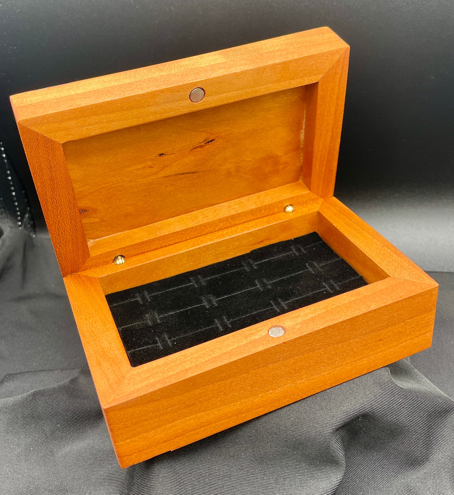 Caja para anillo de cerezo con incrustaciones de palisandro patagónico.