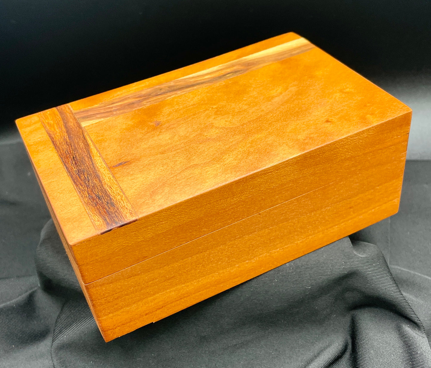 Caja para anillo de cerezo con incrustaciones de palisandro patagónico.