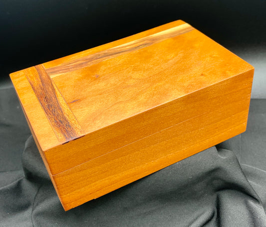 Caja para anillo de cerezo con incrustaciones de palisandro patagónico.