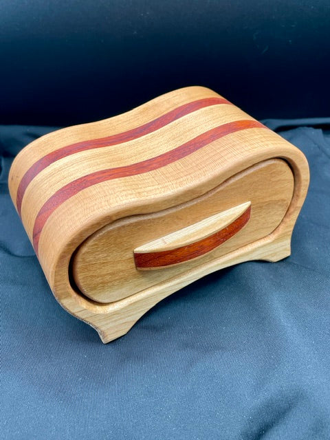 Cherry/Padauk bandsaw jewelry box “Wavey”