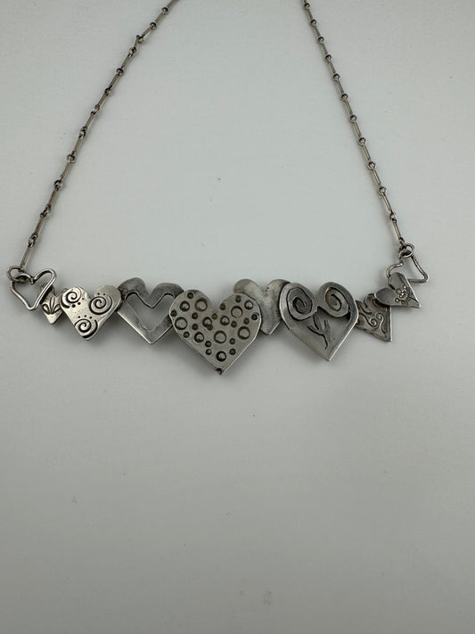 Collar con barra de corazones de plata
