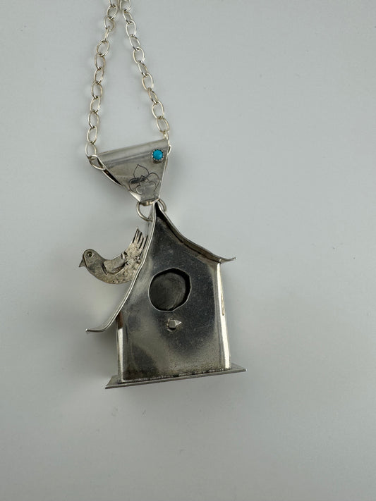 Colgante de casita de pájaros en cadena de plata