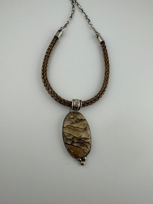 Imagen de Jasper en una cadena de tejido vikingo